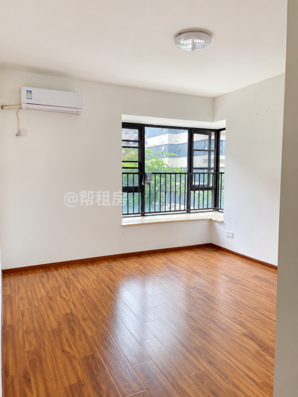 南昌红谷滩地铁万科时代广场，房东直租。建筑面积161.82平方米，三室两厅两