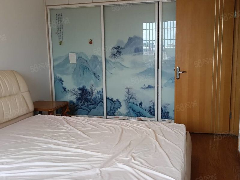 整租 | 就在外国语学校近隔壁，下楼就是学校空调三台，家具家电