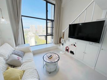 青花东岸 精装loft奶油风衣帽间 拎包入住